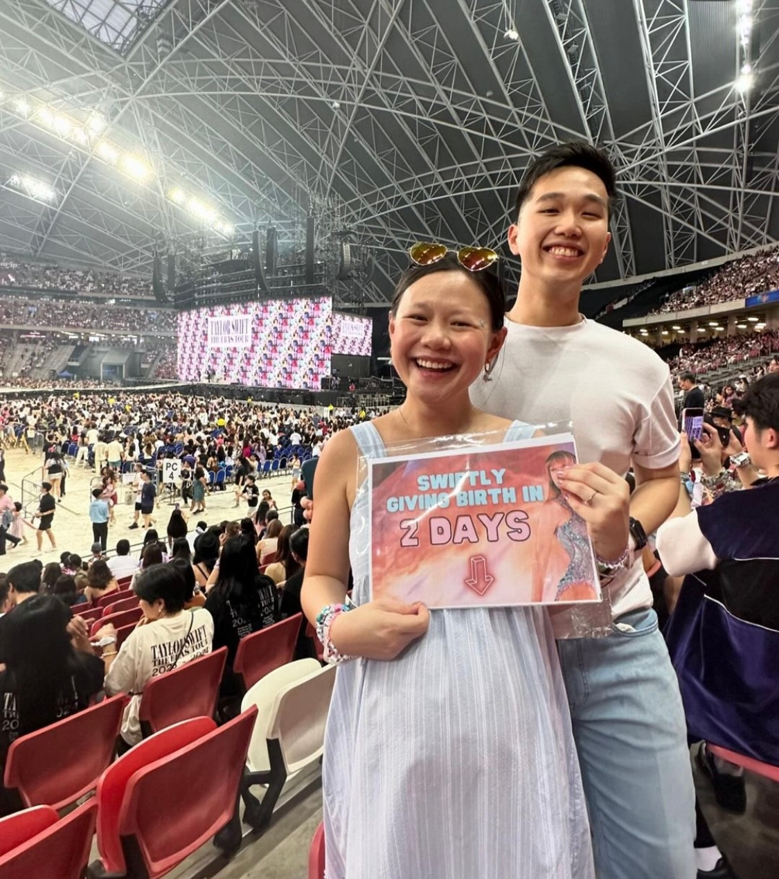 Natalie và chồng có mặt tại The Eras Tour bất chấp dấu hiệu chuyển dạ.