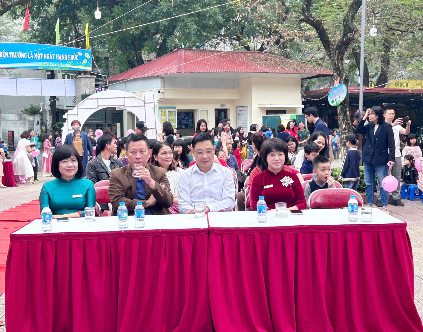 Ban giám hiệu và đại diện phụ huynh khối 1 trường Tiểu học Nam Thành Công.