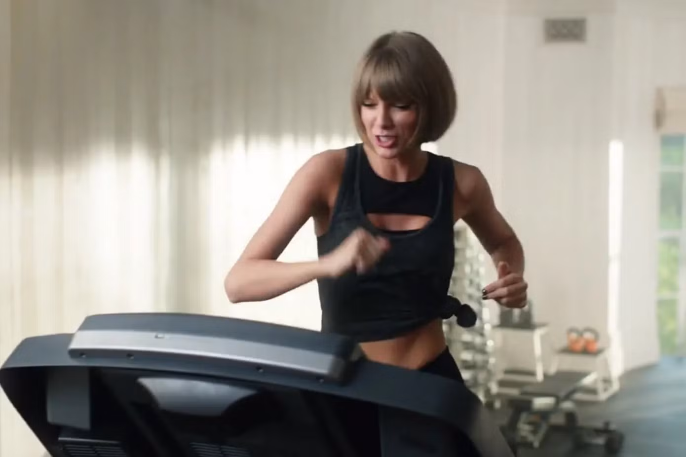 Chạy bộ kết hơp với hát là bài tập hằng ngày của Taylor Swift.