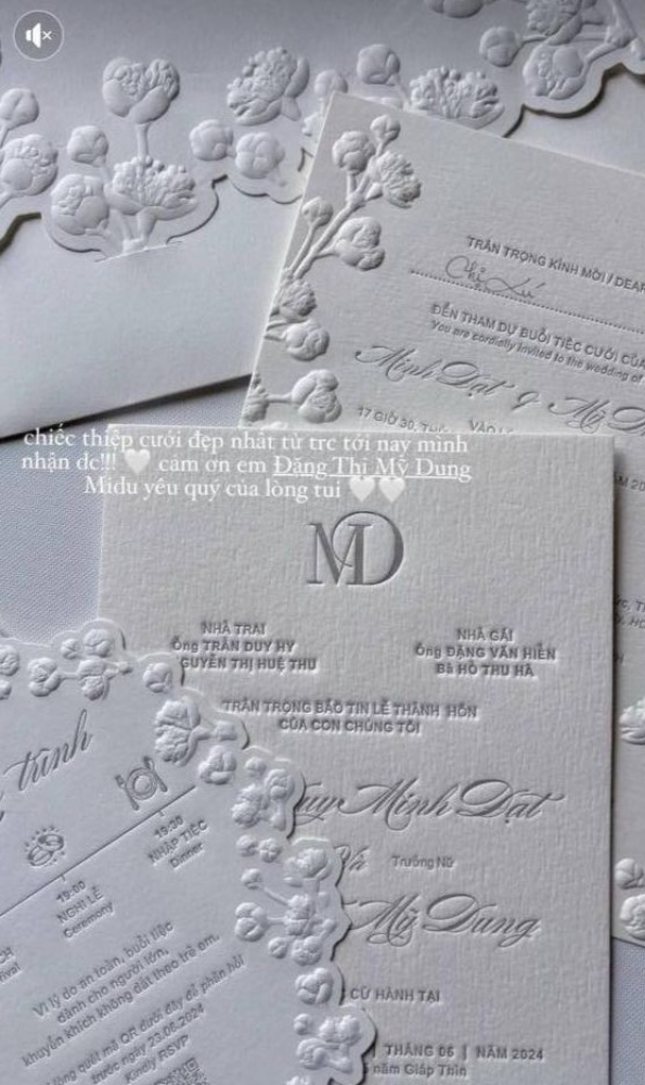 Cặp đôi cũng đề nghị khách mời phản hồi bằng cách quét mã QR trên thiệp.