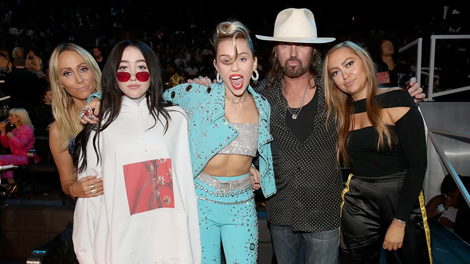 Những cơn sóng ngầm bên trong gia đình Cyrus luôn là đề tài được công chúng bàn tán.