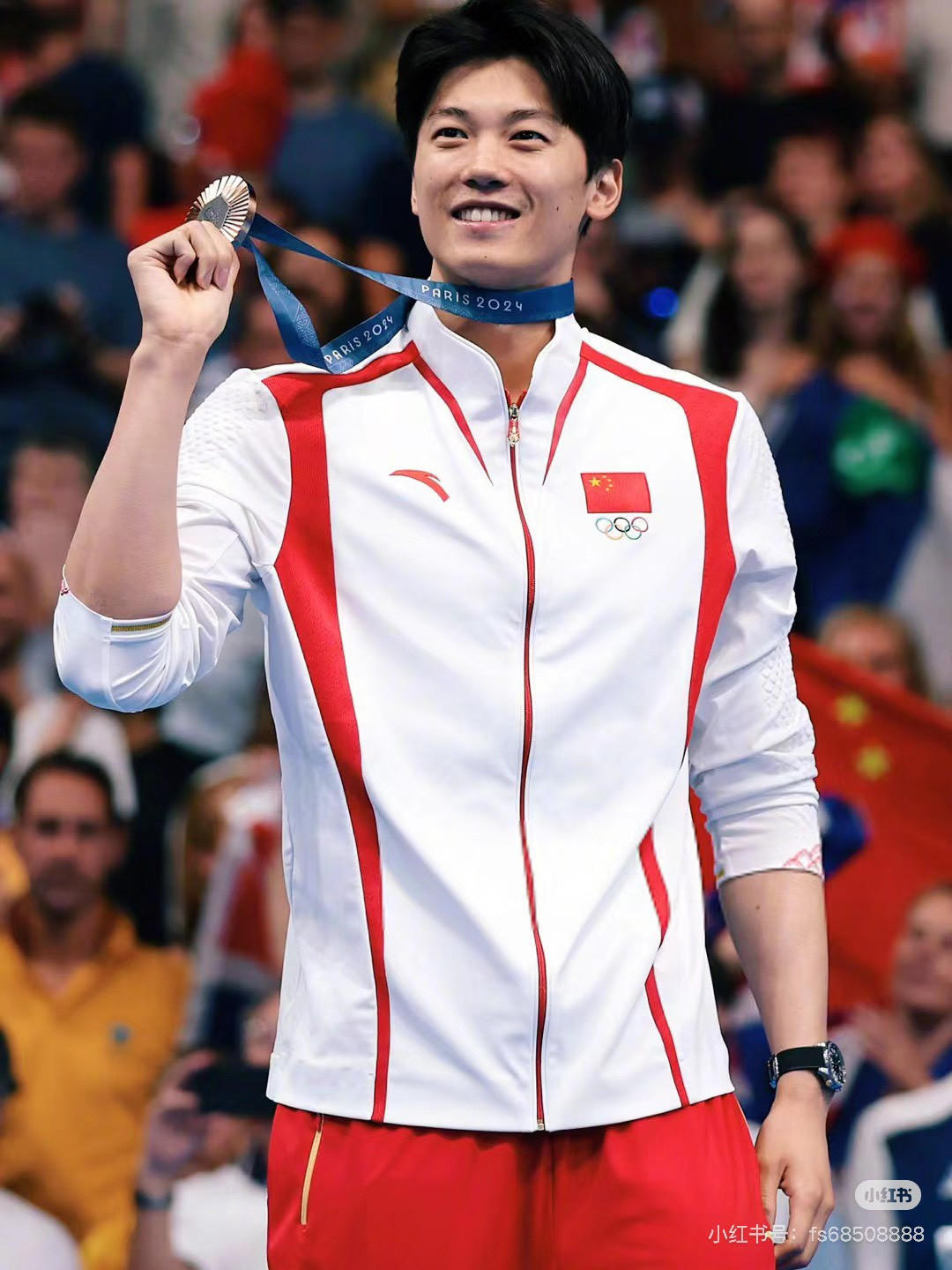 Khoảnh khắc Uông Thuận “flexing” HCĐ tại Olympics. Ảnh: Xiaohongshu Khoảnh khắc Uông Thuận “flexing” HCĐ tại Olympics. Ảnh: Xiaohongshu