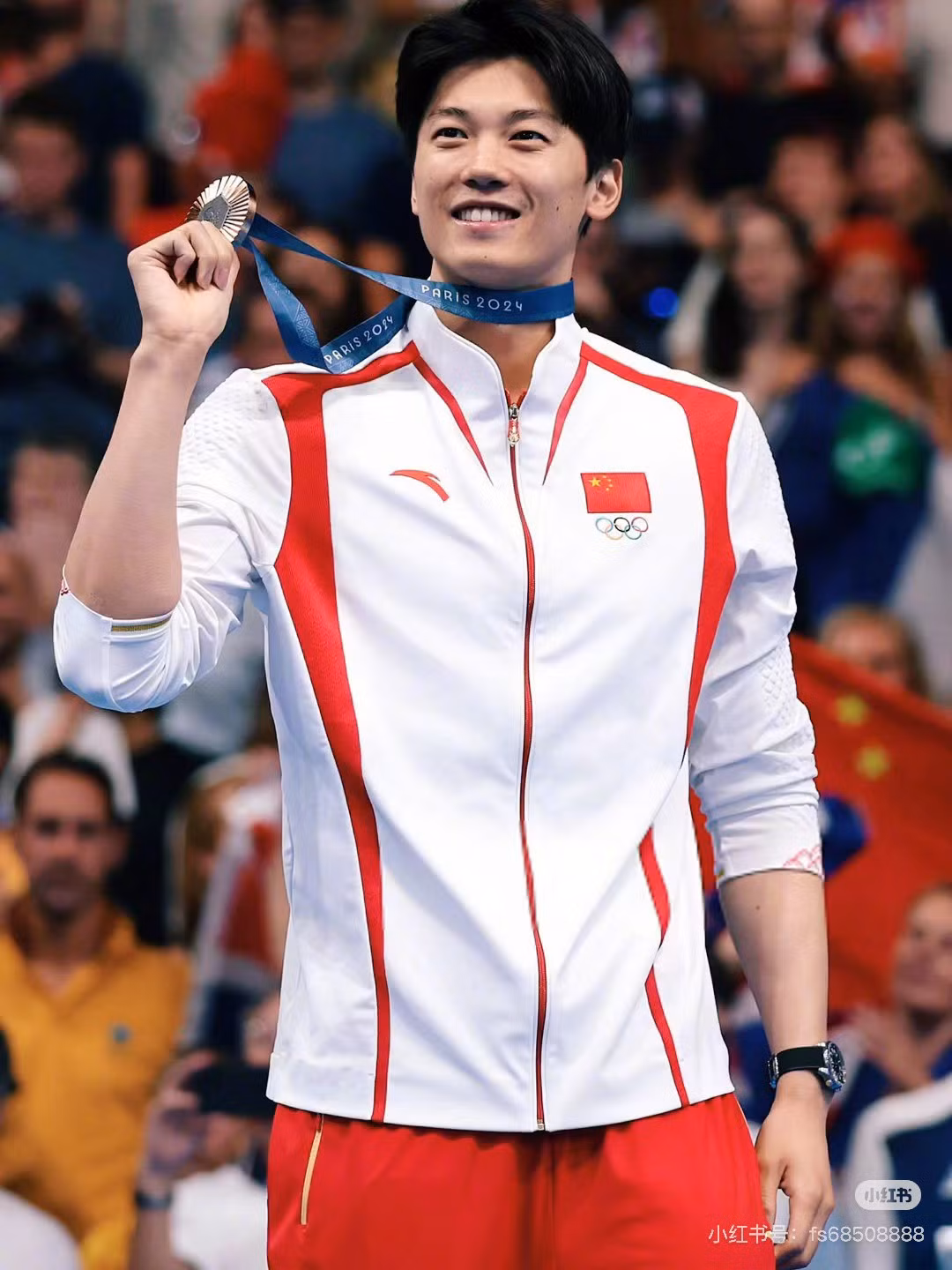 Khoảnh khắc Uông Thuận “flexing” HCĐ tại Olympics. Ảnh: Xiaohongshu