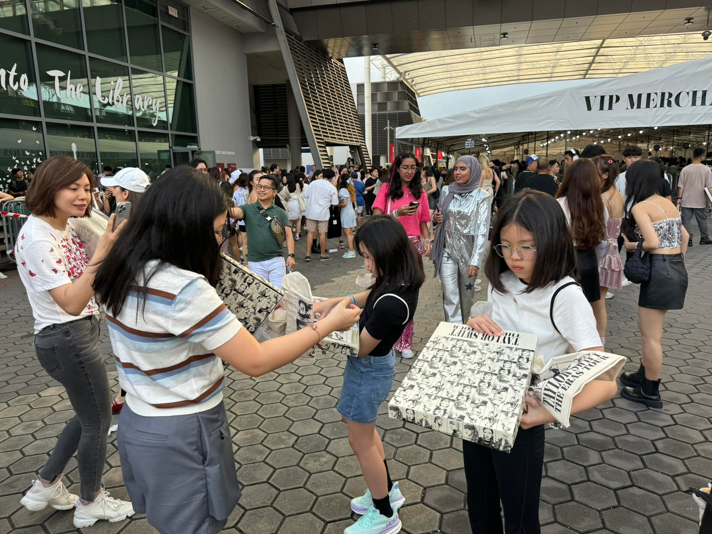 Khán giả tập trung rất đông bên ngoài sân vận động, đặc biệt tại khu vực bán đồ lưu niệm.