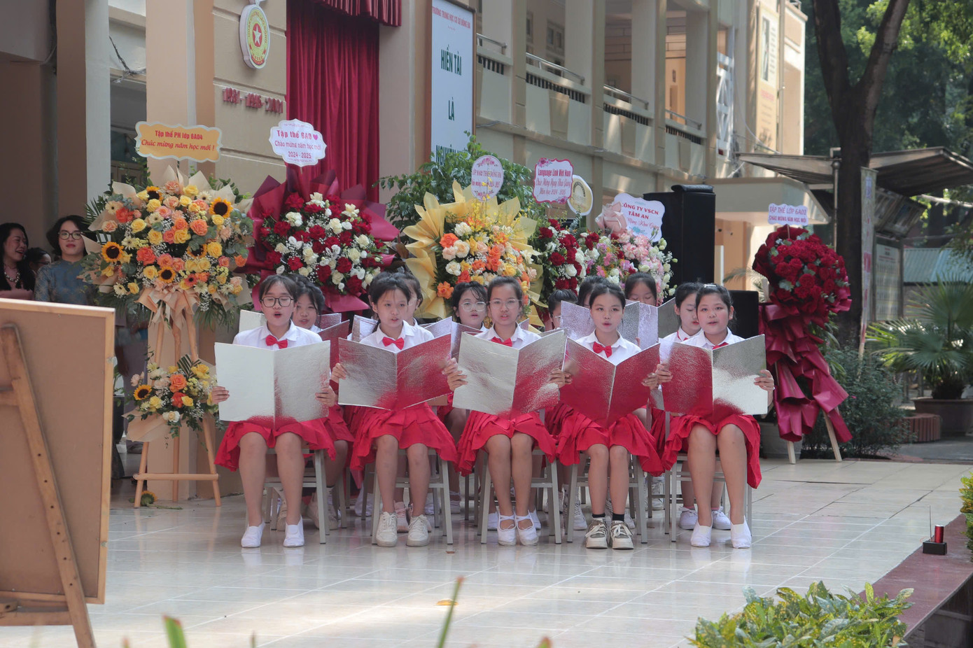 Những tiết mục văn nghệ được trình diễn bởi các tween cũng không kém phần hấp dẫn. Những tiết mục văn nghệ được trình diễn bởi các tween cũng không kém phần hấp dẫn.