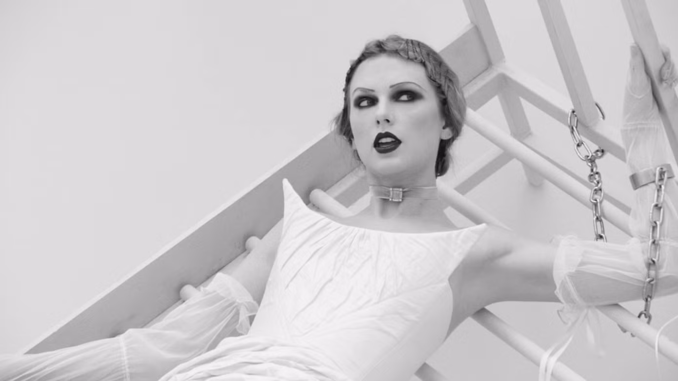 Taylor Swift vào vai thi sĩ điên vì tình. Taylor Swift vào vai thi sĩ điên vì tình.