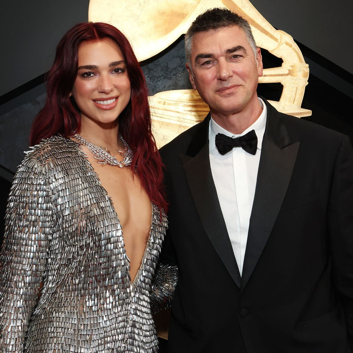 Dua Lipa đã đưa cha của mình - ông Dukagjin Lipa lên làm quản lý. Dua Lipa đã đưa cha của mình - ông Dukagjin Lipa lên làm quản lý.