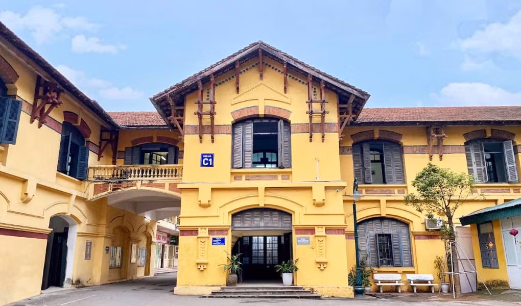 Đại học Dược Hà Nội yêu cầu thí sinh nộp thêm chứng chỉ tiếng Anh khi sử dụng phương thức xét học bạ. Ảnh: Fanpage trường Đại học Dược Hà Nội. Đại học Dược Hà Nội yêu cầu thí sinh nộp thêm chứng chỉ tiếng Anh khi sử dụng phương thức xét học bạ. Ảnh: Fanpage trường Đại học Dược Hà Nội.
