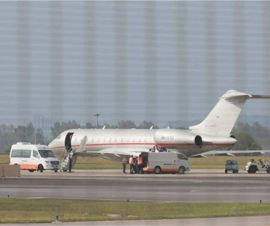 Taylor Swift hạ cánh lúc 5:05 chiều ngày 27/2 (theo giờ địa phương).