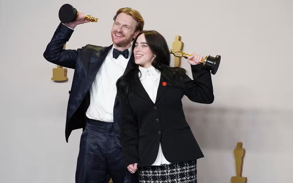 Cô cũng là nữ nghệ sĩ trẻ nhất giành được 3 giải thưởng danh giá cho nhạc phim bao gồm: Grammy, Oscar và Golden Globes. Cô cũng là nữ nghệ sĩ trẻ nhất giành được 3 giải thưởng danh giá cho nhạc phim bao gồm: Grammy, Oscar và Golden Globes.