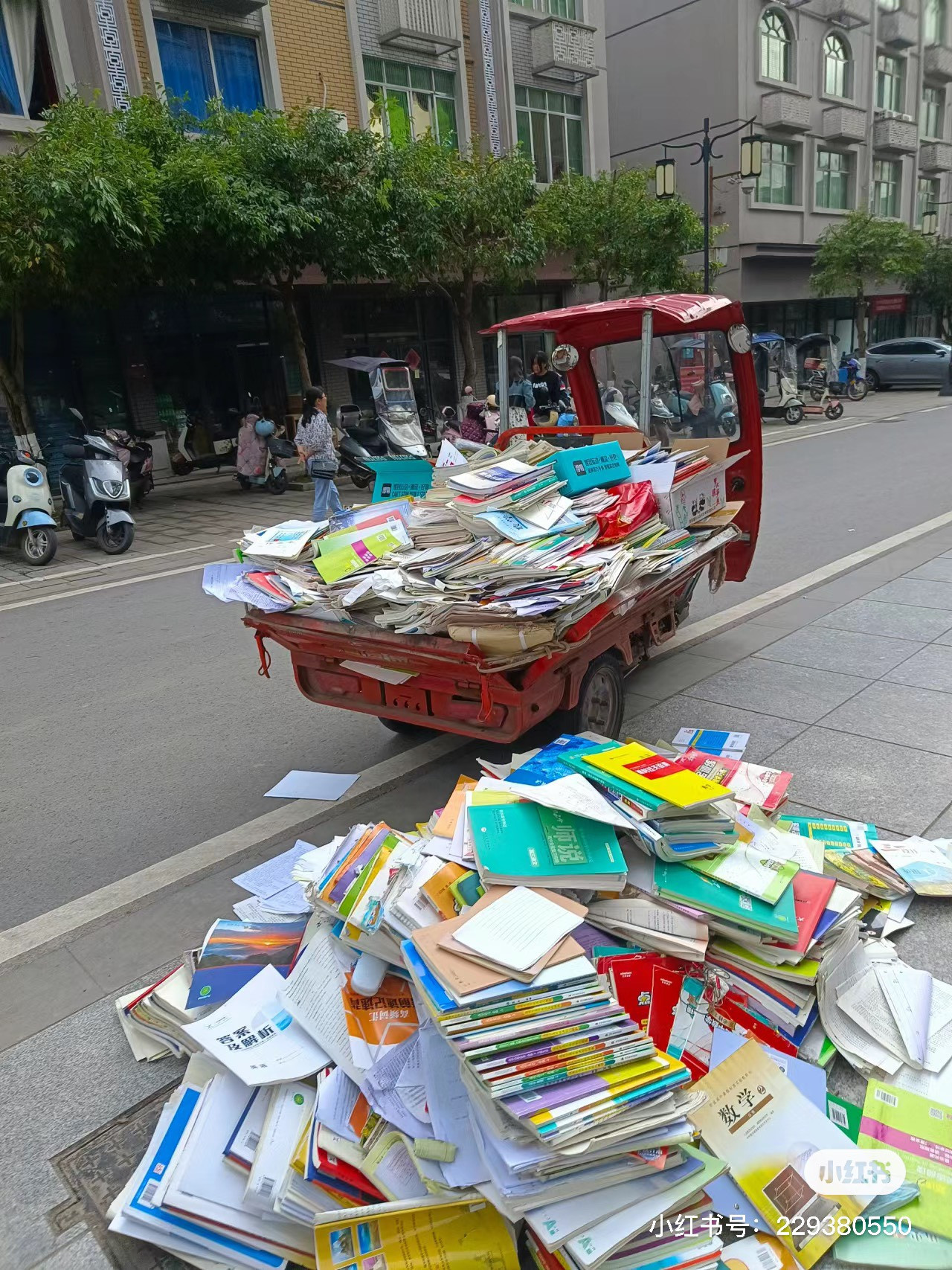 Teen rủ nhau "nhượng quyền" cả kho sách cũ. Nguồn: Xiaohongshu Teen rủ nhau "nhượng quyền" cả kho sách cũ. Nguồn: Xiaohongshu