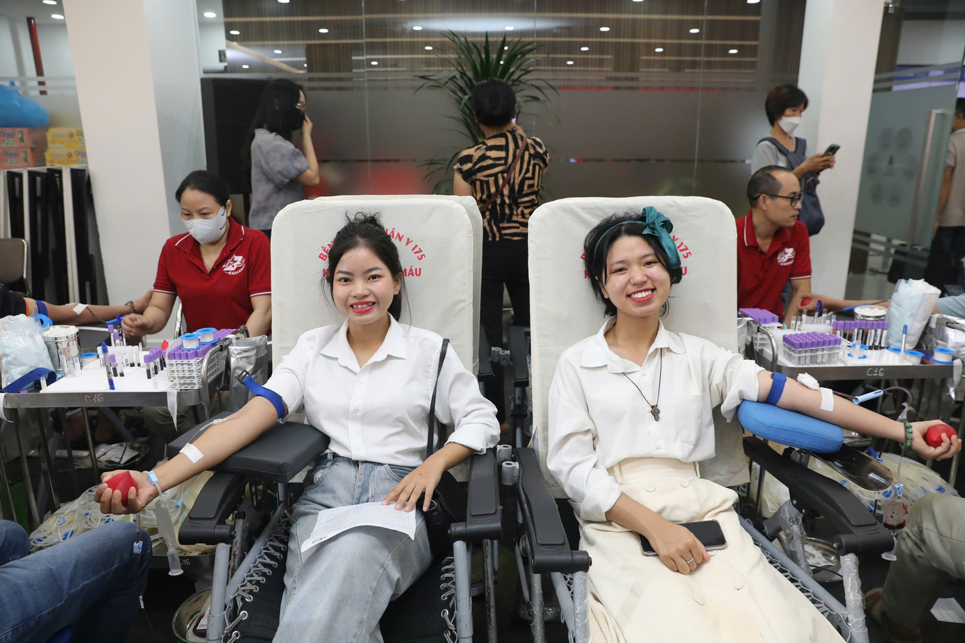 Đông đảo bạn trẻ tham gia chương trình hiến máu nhân đạo Chủ Nhật Đỏ lần thứ XVI. Đông đảo bạn trẻ tham gia chương trình hiến máu nhân đạo Chủ Nhật Đỏ lần thứ XVI.