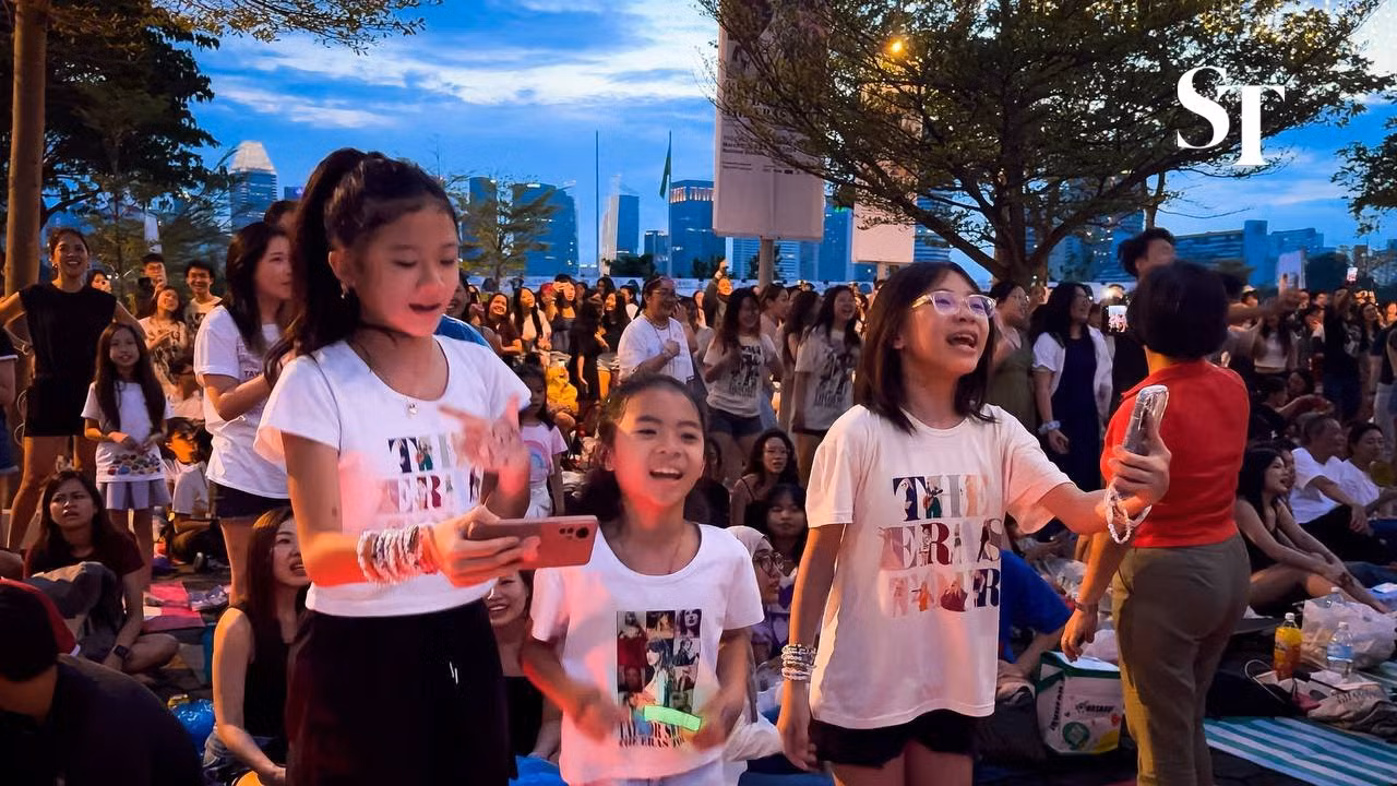 Khung cảnh bên ngoài sân vận động khi concert diễn ra cực kỳ sôi động. Ảnh: The Strait Times. Khung cảnh bên ngoài sân vận động khi concert diễn ra cực kỳ sôi động. Ảnh: The Strait Times.