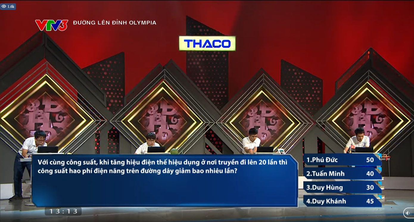 Bốn thí sinh sẵn sàng cho phần thi đầu tiên.