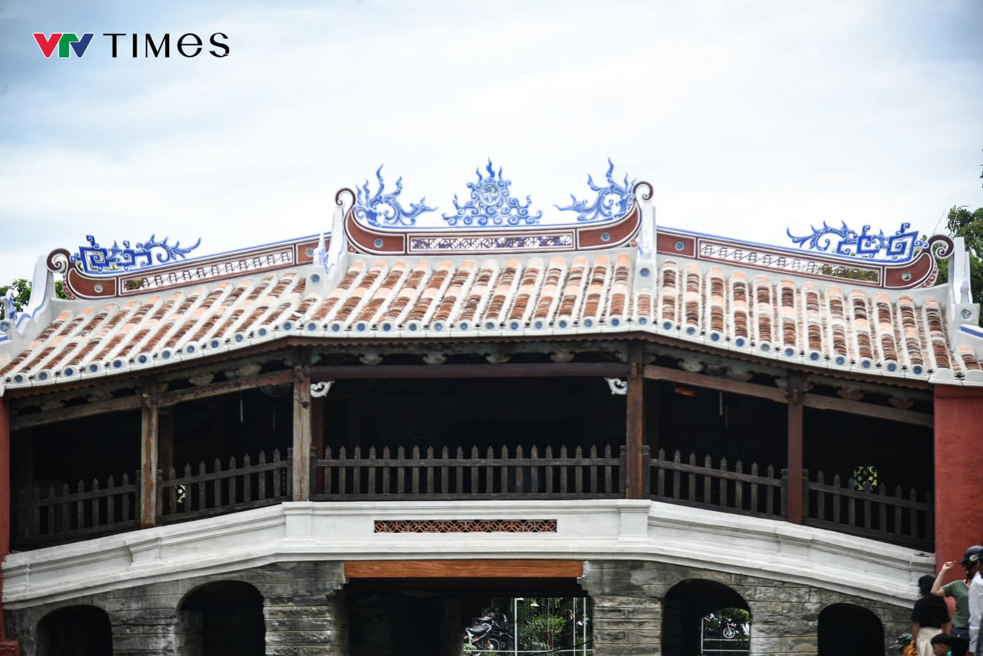 Diện mạo mới của Chùa Cầu nhận nhiều tranh cãi trái chiều. Ảnh: Tử Văn/VTV Times.