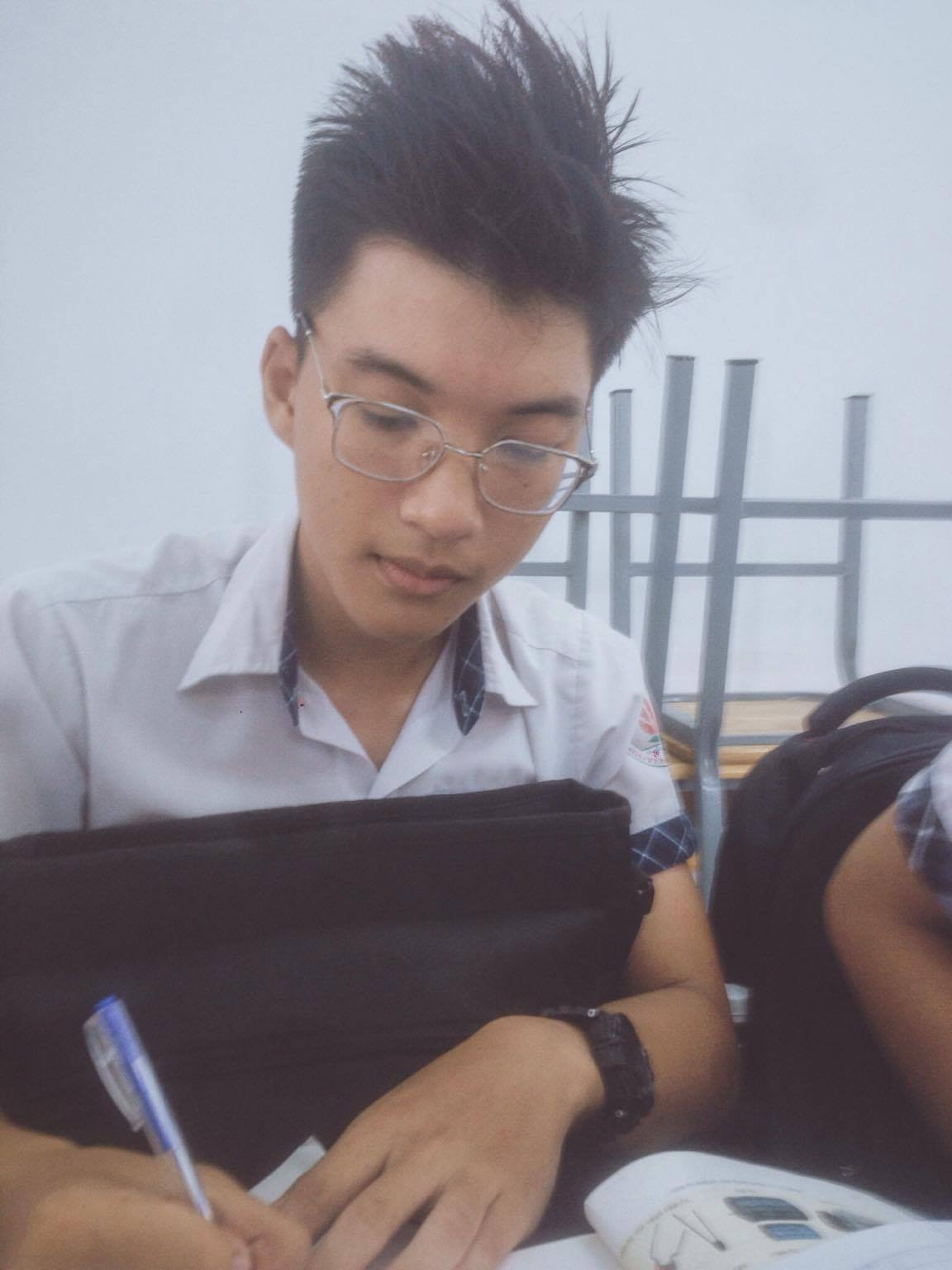 HIEUTHUHAI với hình ảnh chăm chỉ thời còn đi học. HIEUTHUHAI với hình ảnh chăm chỉ thời còn đi học.