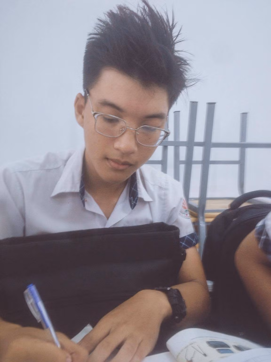HIEUTHUHAI với hình ảnh chăm chỉ thời còn đi học.