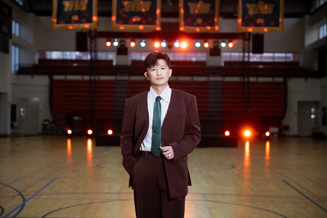 Dược sĩ Tiến khẳng định hoàn toàn không có chuyện chèn ép Hoàng Thùy. Dược sĩ Tiến khẳng định hoàn toàn không có chuyện chèn ép Hoàng Thùy.