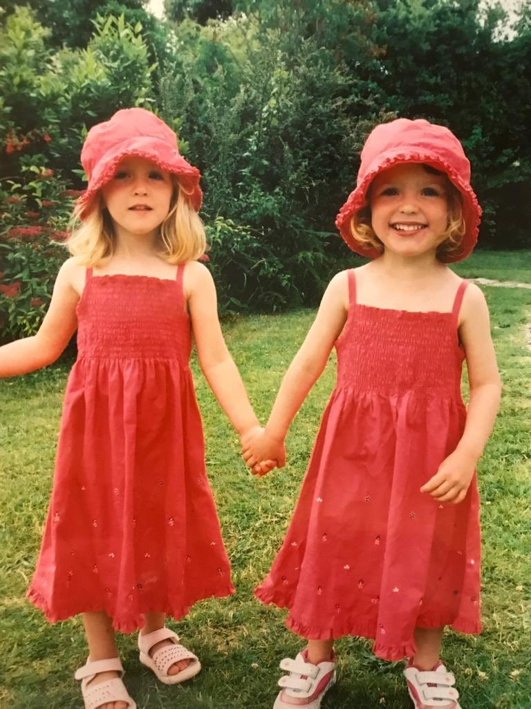 Nữ ca sĩ còn có người chị em sinh đôi - Ellen Peters.