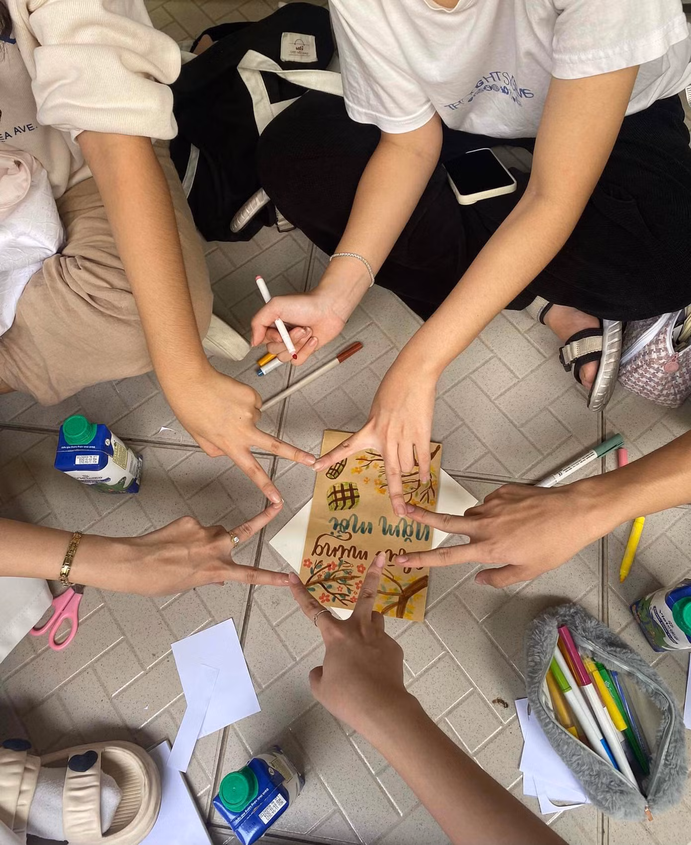 Teen cùng sáng tạo những tấm thiệp handmade thay lời chúc đến các cụ.