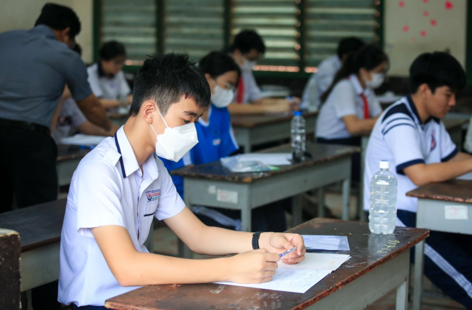 Cấu trúc đề thi môn Ngữ Văn trong kì thi tuyển sinh vào lớp 10 công lập TP.HCM năm 2023-2024 vẫn giữ nguyên so với năm ngoái. Ảnh: Nhật Thịnh. Cấu trúc đề thi môn Ngữ Văn trong kì thi tuyển sinh vào lớp 10 công lập TP.HCM năm 2023-2024 vẫn giữ nguyên so với năm ngoái. Ảnh: Nhật Thịnh.