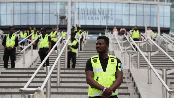 Lực lượng an ninh tại cổng sân vận động trước khi buổi diễn bắt đầu. Lực lượng an ninh tại cổng sân vận động trước khi buổi diễn bắt đầu.