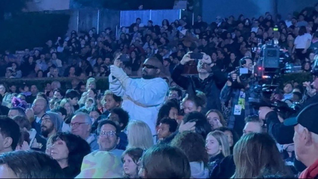 Kanye West được bắt gặp tại buổi diễn. Kanye West được bắt gặp tại buổi diễn.