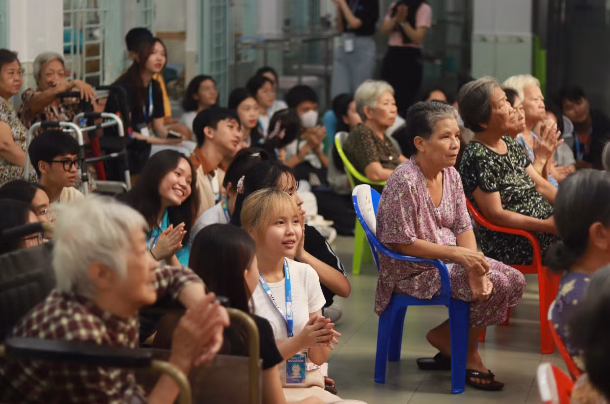 Không khí vui vẻ tràn ngập nhà dưỡng lão.