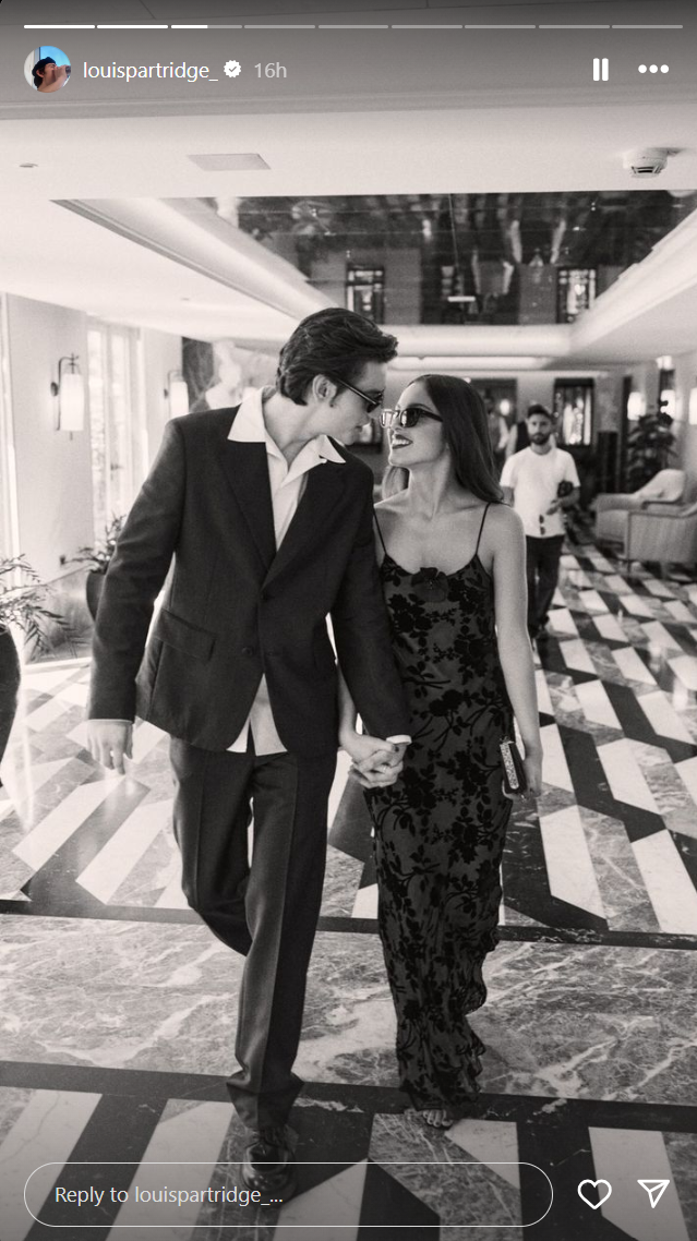 Louis Partridge khoe bạn gái Olivia Rodrigo trên Instagram cá nhân. Louis Partridge khoe bạn gái Olivia Rodrigo trên Instagram cá nhân.