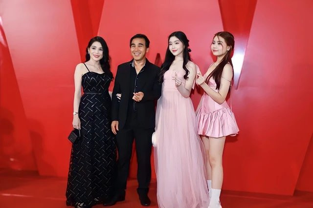 Lọ Lem được đánh giá cao bởi vẻ ngoài trong trẻo, thanh thuần. Lọ Lem được đánh giá cao bởi vẻ ngoài trong trẻo, thanh thuần.