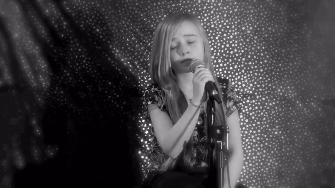 Sabrina Carpenter cover ca khúc White Horse khi chỉ mới 9 tuổi.