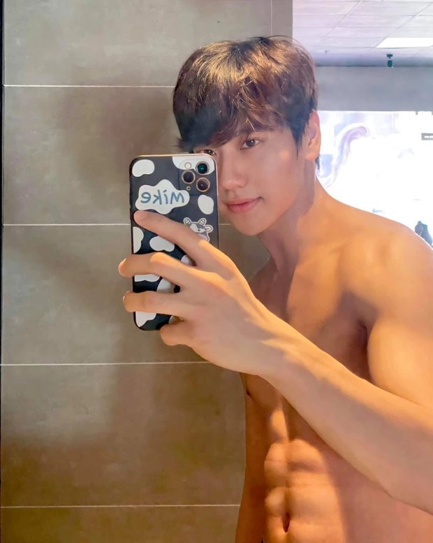 Ngoài đời, nam diễn viên thường diện đồ đơn giản, vibe năng động với body săn chắc.