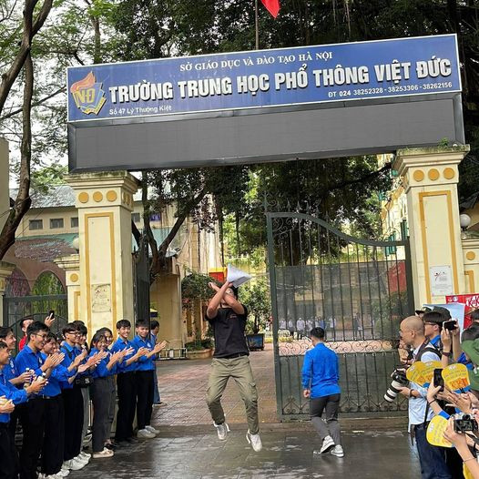 Một cậu bạn fan cứng của CR7 đã tạo dáng đặc trưng sau khi thi xong môn Ngữ Văn. Ảnh: Kiến Không Ngủ