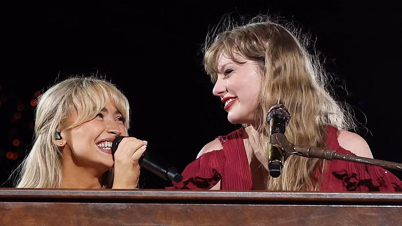 Sabrina Carpenter và Taylor Swift song ca bài hát White Horse tại đêm diễn ở Sydney.