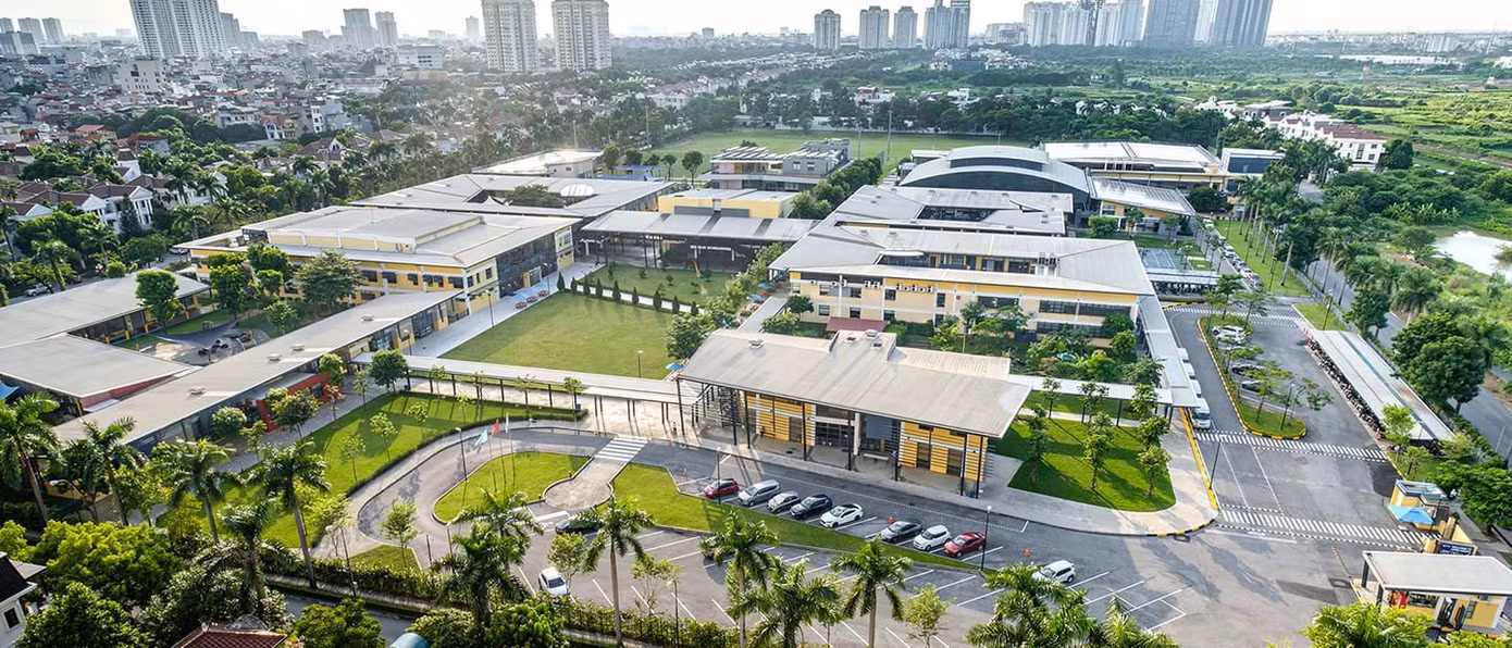 Khuôn viên hoành tráng của trường UNIS giữa trung tâm Hà Nội.