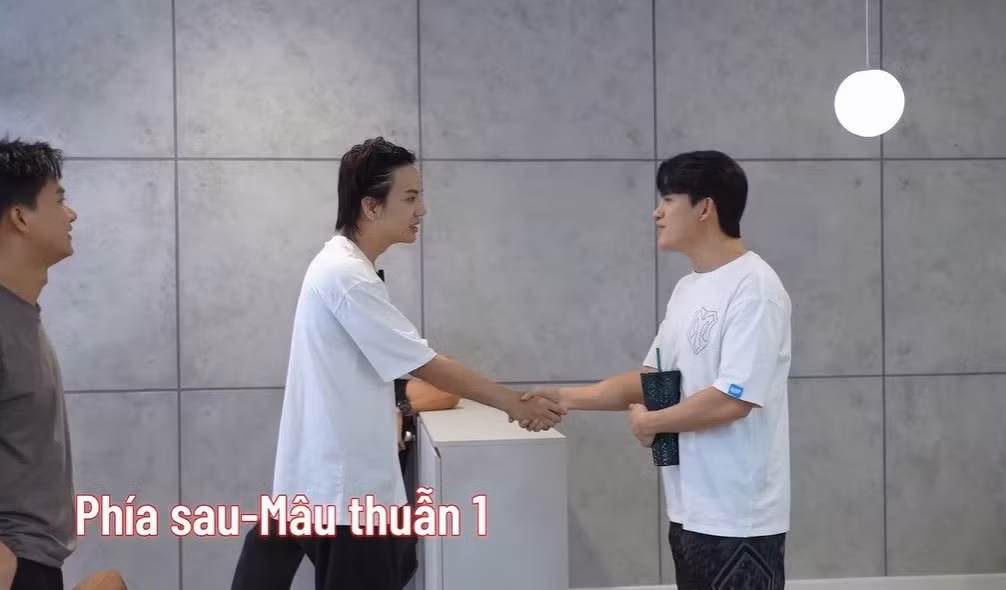 Giằng co hồi lâu, cả hai cũng quyết định làm huề chứ không hề có sự “cạch mặt” nào ở đây hết.