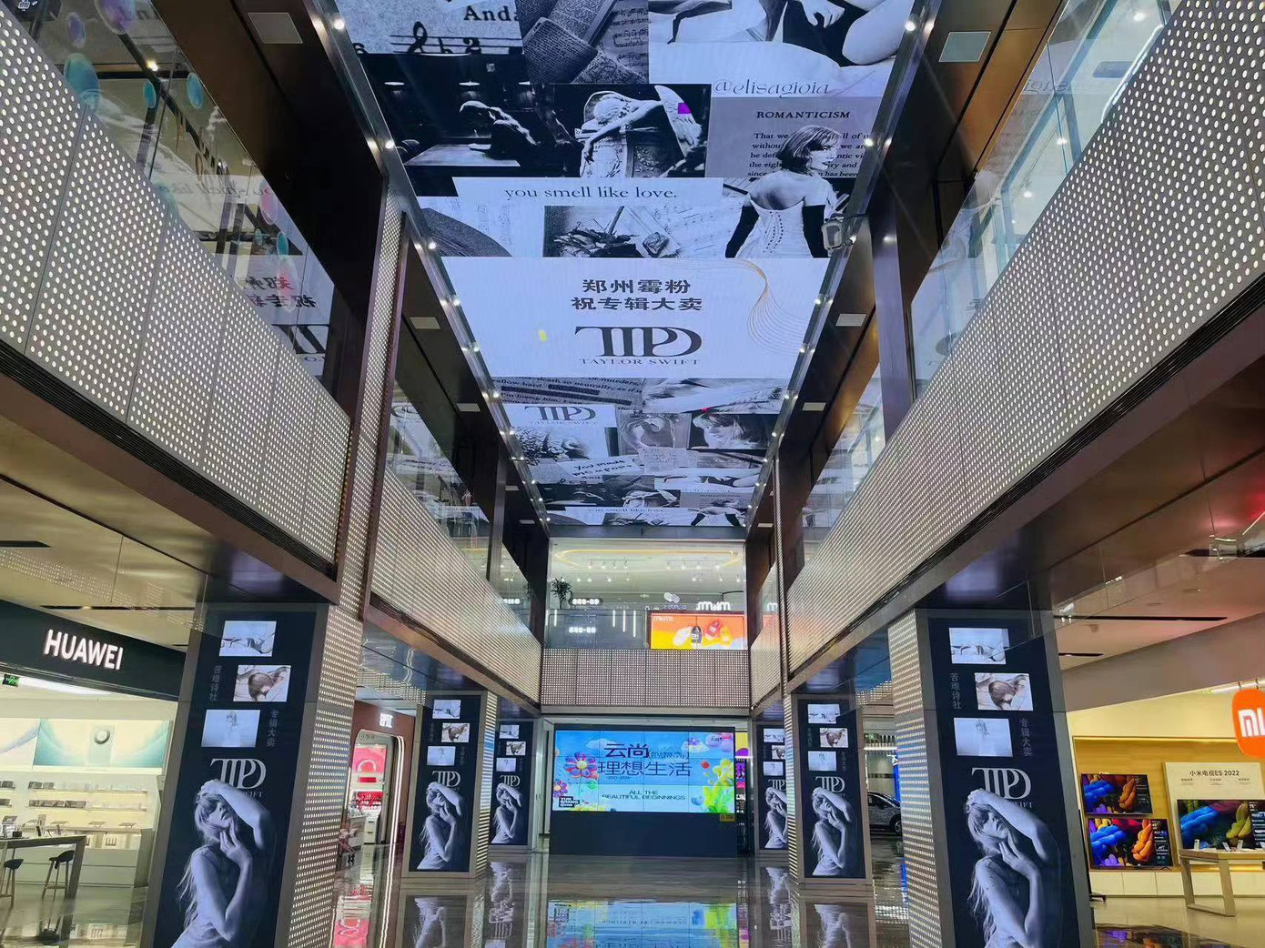 Một số hình ảnh quảng bá cho album mới của Taylor Swift tại Trung Quốc.