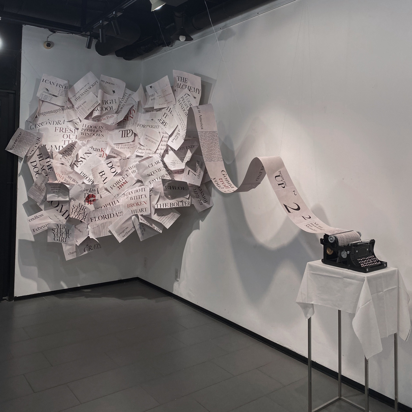 Chiếc máy đánh chữ - hình ảnh biểu tượng trong MV &quot;Fortnight&quot;.