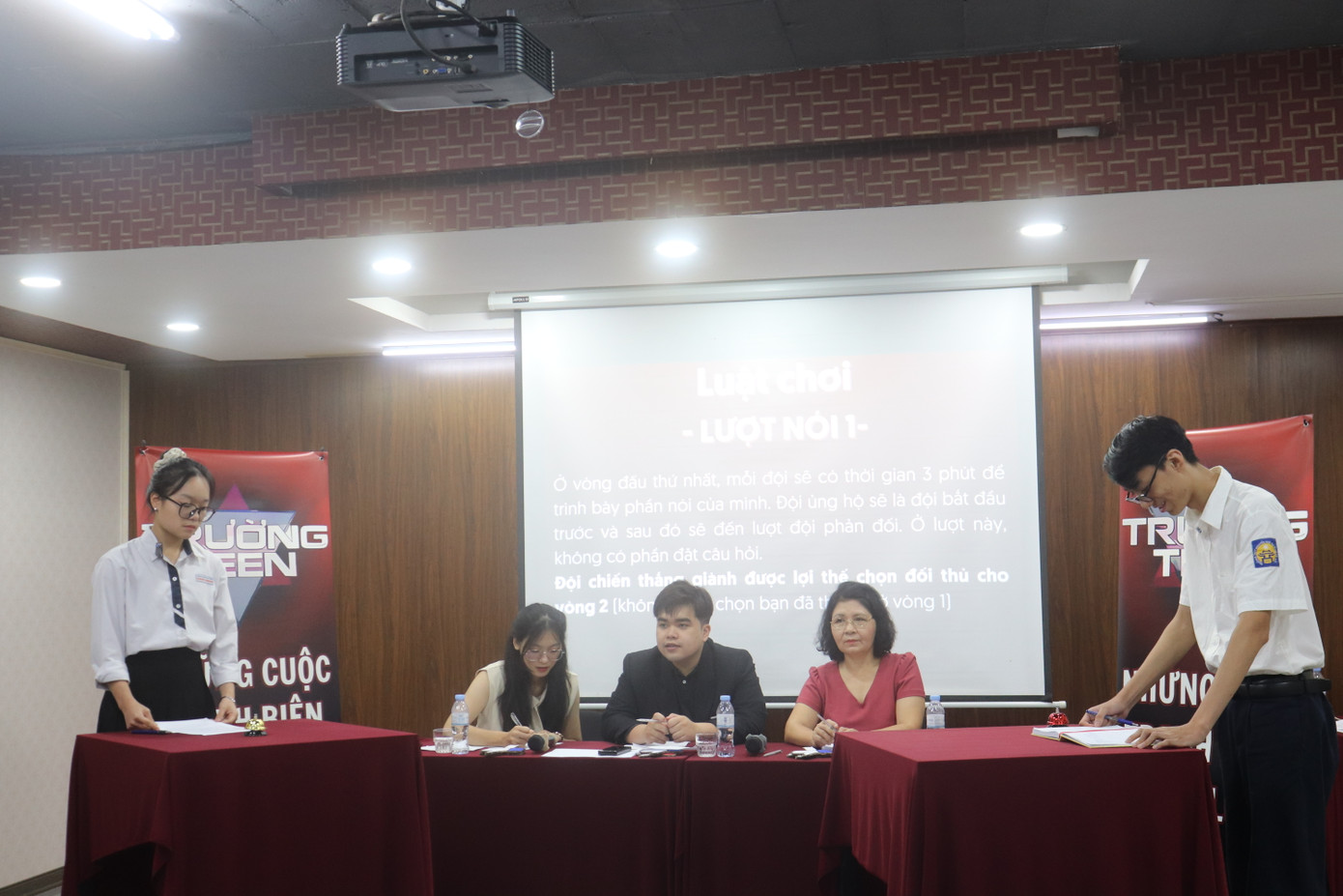 Hai đội chơi thi đấu hết mình trong trận đấu tranh biện mô phỏng Trường Teen. Hai đội chơi thi đấu hết mình trong trận đấu tranh biện mô phỏng Trường Teen.