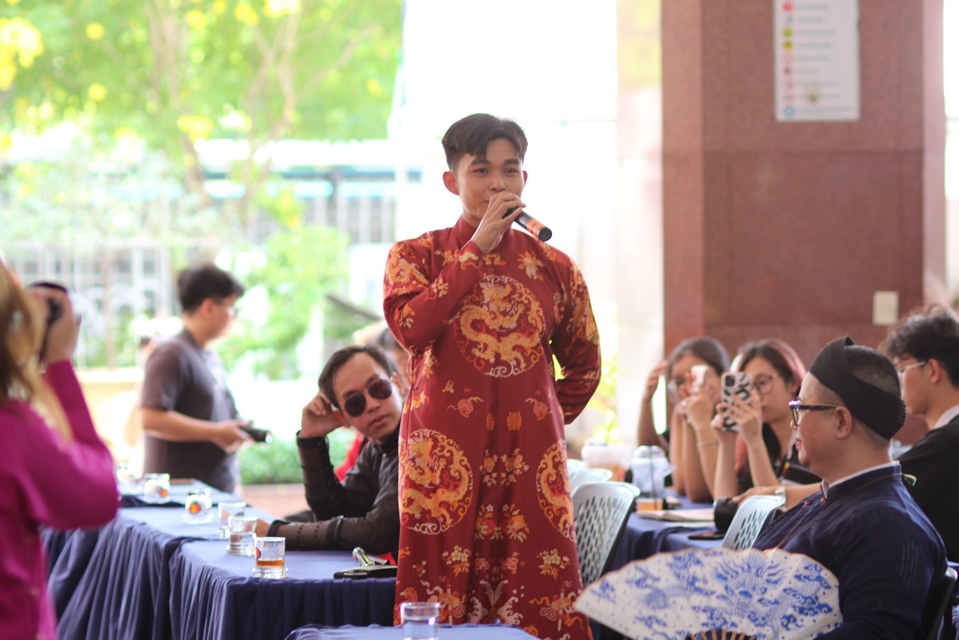 Jun Phạm xuất hiện trong chiếc áo ngũ thân tay chẽn thêu họa tiết quý tộc triều Nguyễn.