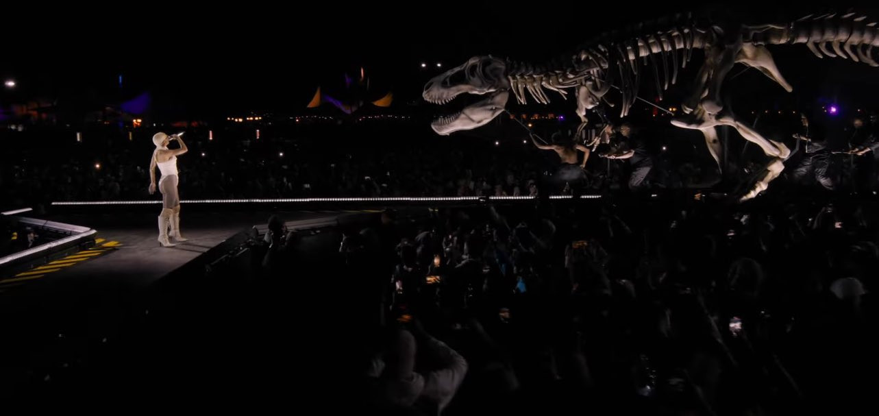 Mô hình khủng long xuất hiện trong màn trình diễn của Doja Cat.