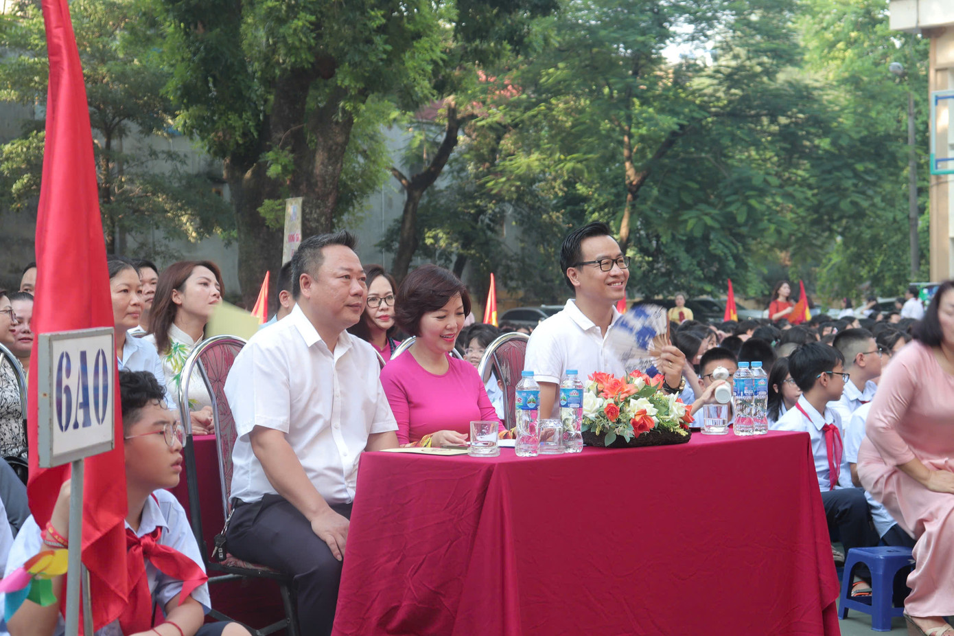 Ban giám hiệu nhà trường cùng các đại biểu tham dự buổi lễ khai giảng ngày hôm nay. Ban giám hiệu nhà trường cùng các đại biểu tham dự buổi lễ khai giảng ngày hôm nay.