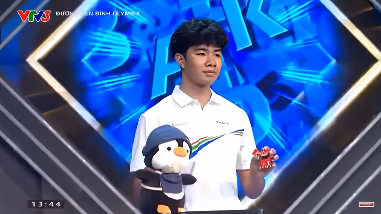 Nam sinh Hà Nội giành vòng nguyệt quế với 215 điểm.