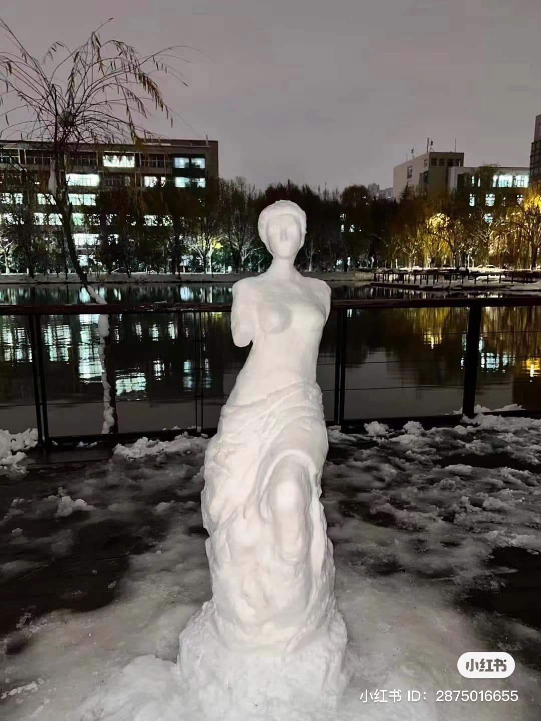 Một bức tượng Thần Vệ nữ Milo làm bằng tuyết khiến nhiều người trầm trồ.