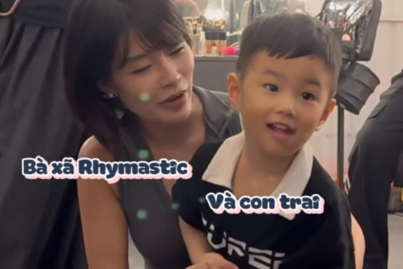 Cả hai mẹ con đến ủng hộ &quot;anh tài&quot; Rhymastic trước giờ diễn.