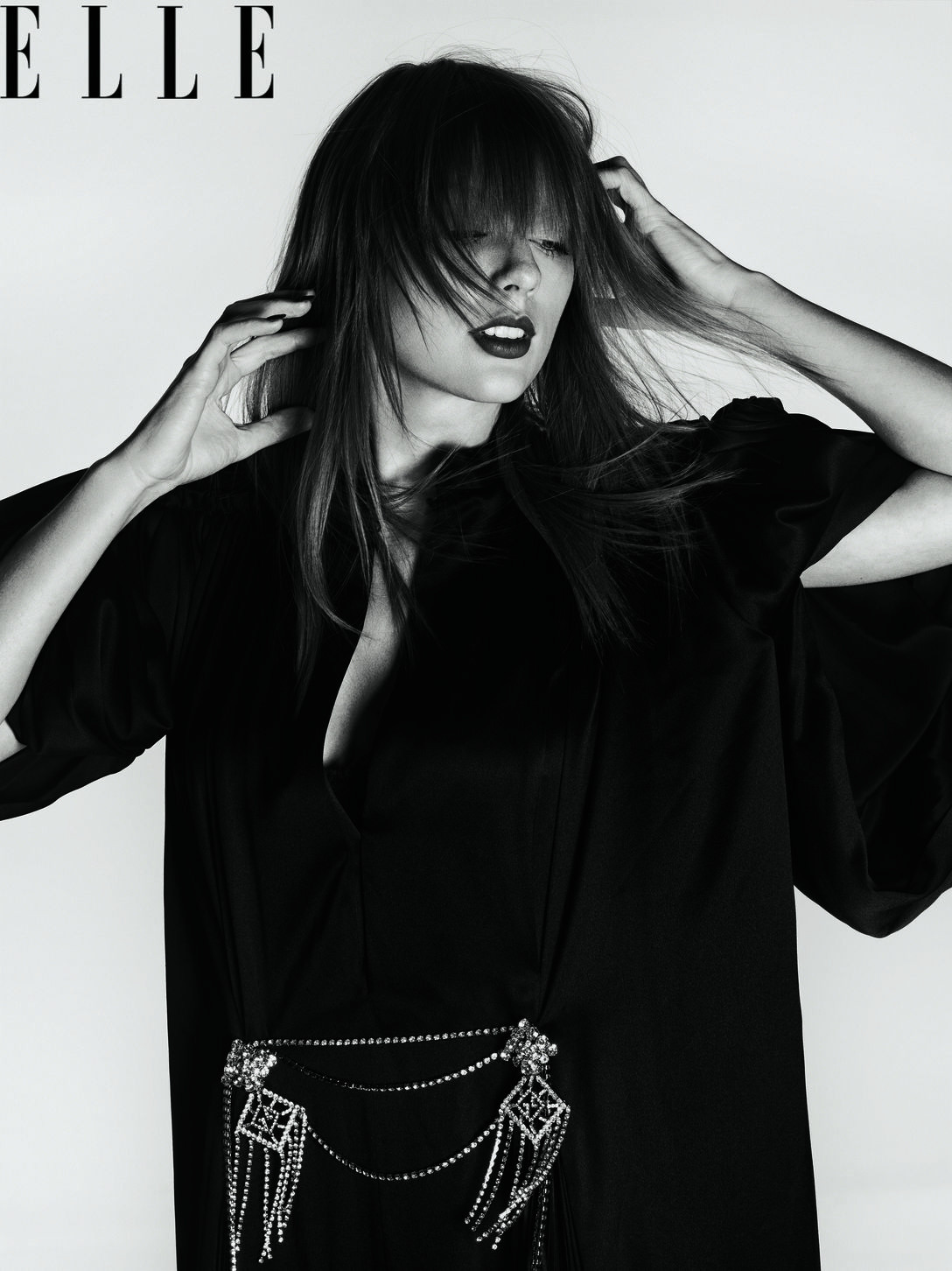 Tạp chí Elle cũng có bộ hình cực ấn tượng của giọng ca Cruel Summer.