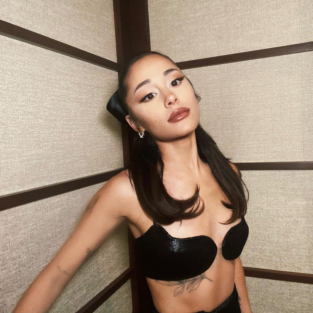 Ariana liên tục làm mới bản thân với nhiều tạo hình mới. Ariana liên tục làm mới bản thân với nhiều tạo hình mới.