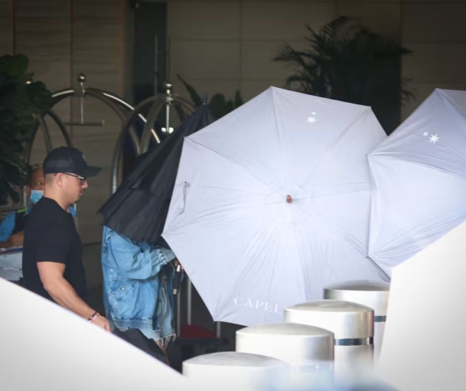 Taylor Swift dùng ô che chắn kỹ càng khi xuống sân bay,