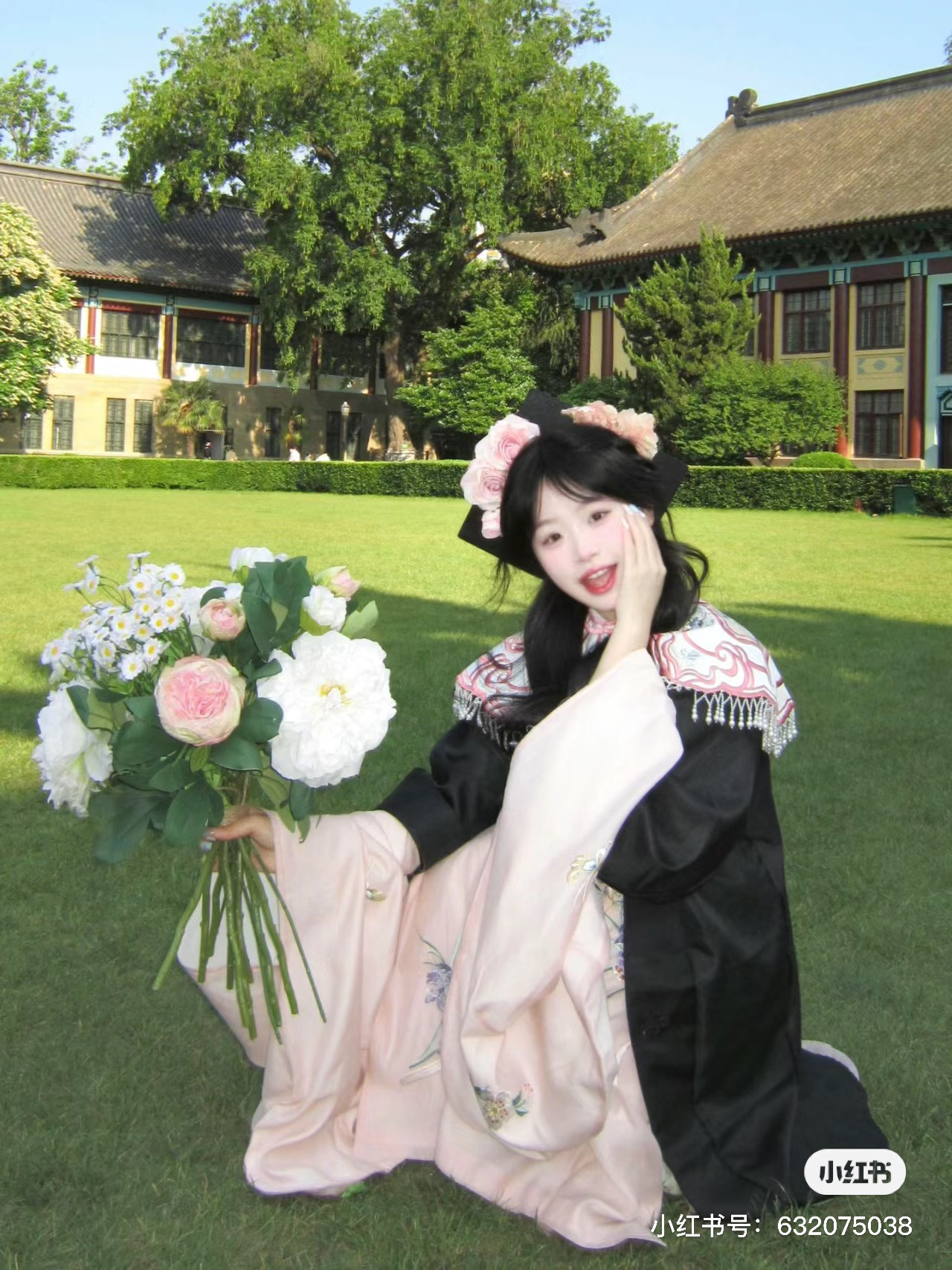 Chọn bối cảnh chụp cũng có nét cổ kính để phù hợp với trang phục. Nguồn: Xiaohongshu