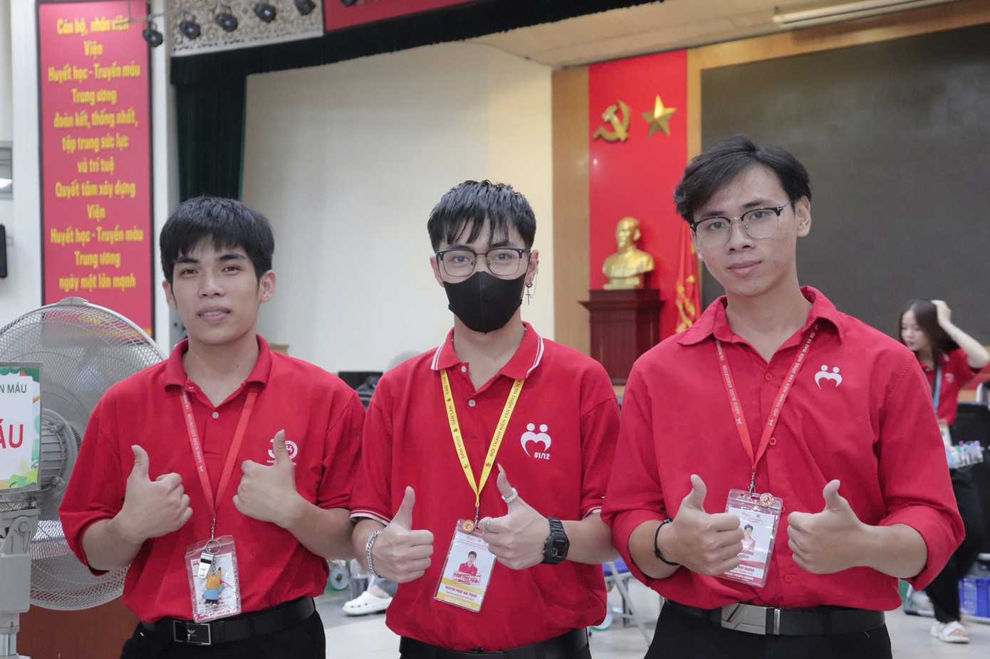 Duy Khánh (bên phải) luôn nỗ lực tuyên truyền và vận động nhiều bạn trẻ tham gia hiến máu.